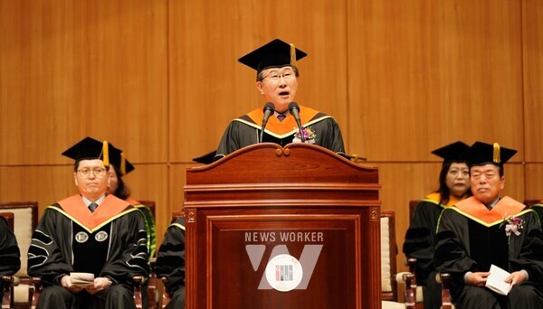 임기철 GIST 총장이 입학식 식사를 하고 있다.