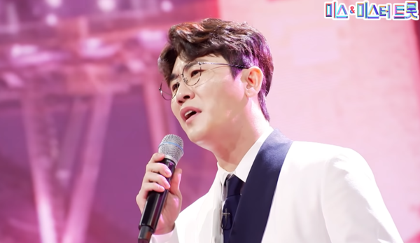 가수 영탁의 '365일' 무대 중에서 [사진=미스 앤 미스터 트롯]