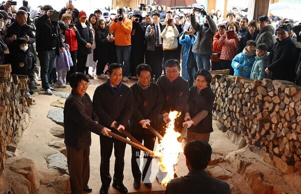 제52회 강진 청자축제가 열린 가운데 24일 오후 강진원 강진군수를 비롯한 주요 참석자들이 화목가마에 불을 지피고 있다.