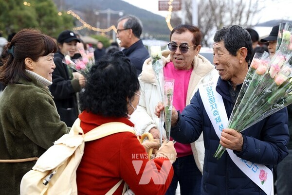 제52회 강진 청자축제가 열린 가운데 땅심화훼영농조합법인 회원들이 축제장을 찾은 관광객들에게 장미를 나눠주고 있다.