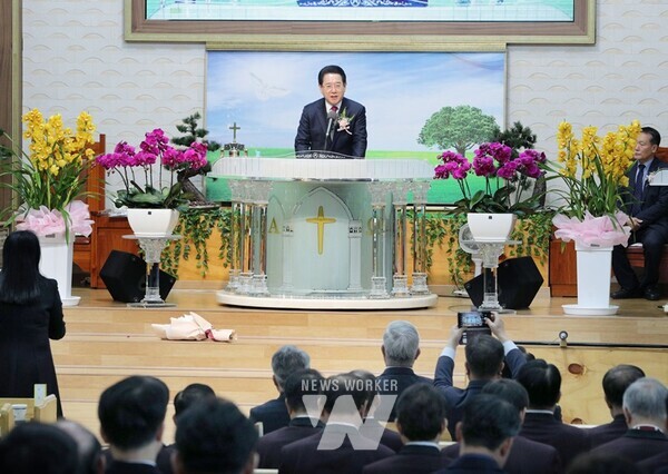 김영록 전라남도지사가 26일 목포시 성문교회에서 열린 ‘전남교회총연합회 제17대 회장 이·취임식’에서 축사를 하고 있다.