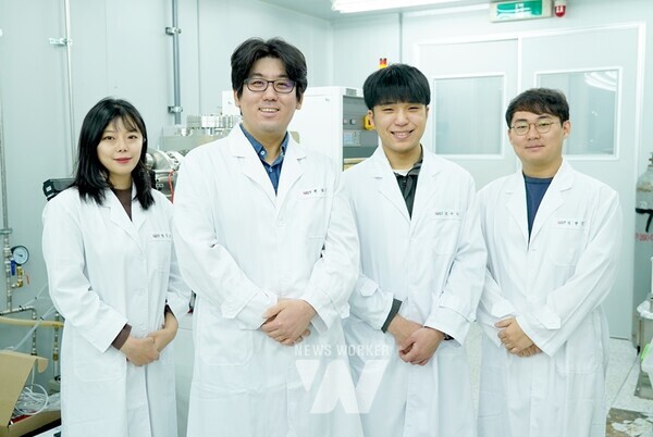 (왼쪽부터) GIST 김도은 연구원(박사과정), 정현호 교수, 김규린 연구원(통합과정), 김주환 연구원(통합과정)