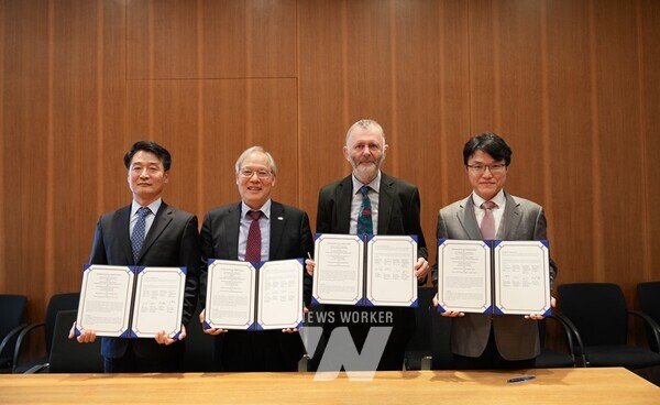 GIST 고등광기술연구소는 2월 26일(월) 스위스 베른대학에서 ‘우주 광통신 기술 개발을 위한 공동연구 양해각서(MoU)’를 체결하고 기념사진 촬영을 하고 있다. (왼쪽부터) KARI 미래혁신센터 정문규 책임, GIST 고등광기술연구소 고도경 소장, 베른대학교 우주연구 및 행성과학연구부 책임자 Nicolas Thomas 교수, 한화시스템 전자광학연구소 박기영 수석