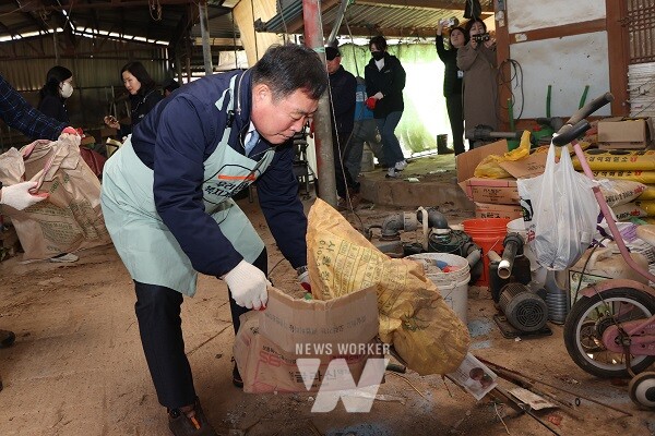 복지기동대의 날 운영에 참가한 김산 군수