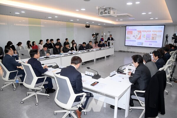 강기정 광주광역시장이 29일 오전 시청 소회의실에서 열린 ‘2024년도 축제 분야 업무보고회’에 참석해 축제 개편방안에 대해 토론을 하고 있다. /광주광역시 제공