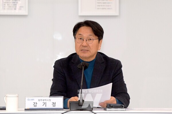 강기정 광주광역시장이 29일 오전 시청 소회의실에서 열린 ‘2024년도 축제 분야 업무보고회’에 참석해 인사말을 하고 있다. /광주광역시 제공