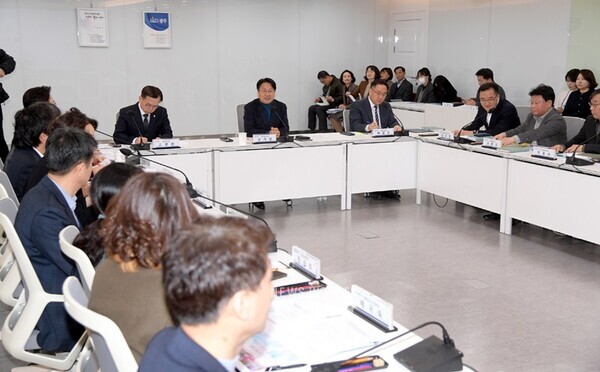 강기정 광주광역시장이 29일 오전 시청 소회의실에서 열린 ‘2024년도 축제 분야 업무보고회’에 참석해 축제 개편방안에 대해 토론을 하고 있다. /광주광역시 제공