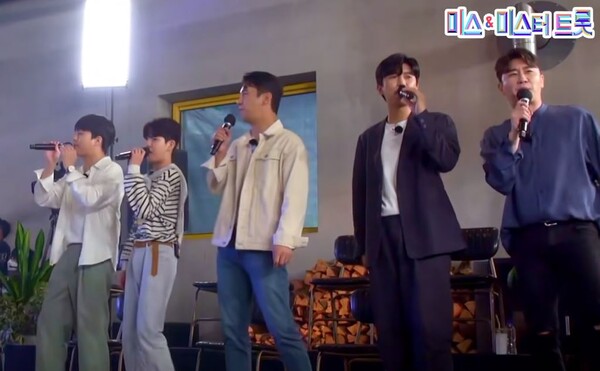 에일리 무대의 코러스처럼 김희재를 지원사격하는 이찬원, 정동원, 장민호, 임영웅, 영탁  [사진=미스 앤 미스터 트롯]