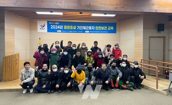 전남 장흥군은 지난 4일 목재산업지원센터에서 경관조성 근로자 24명과 근로계약을 체결하고 본격적인 녹지관리 작업에 돌입했다.