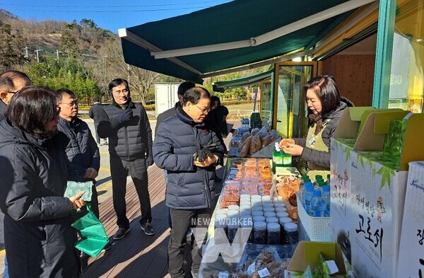 장성호 수변길마켓이 2일 재개장했다