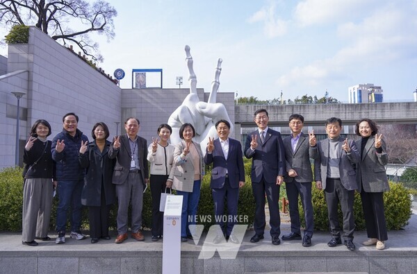 강기정 광주광역시장이 지난 6일 오후 동구 국립아시아문화전당에서 열린 '제32회 정책소풍'에 참석해 이강현 국립아시아문화전당장 등 직원들과 ACC 협력방안을 논의한 뒤 기념촬영을 하고 있다./광주광역시 제공
