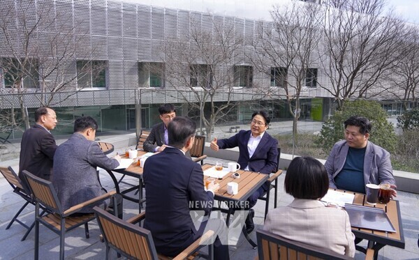 강기정 광주광역시장이 지난 6일 오후 동구 국립아시아문화전당에서 열린 ‘제32회 정책소풍’에 참석해 간담회에 앞서 전시작품을 관람하고 있다./광주광역시 제공강기정 광주광역시장이 지난 6일 오후 동구 국립아시아문화전당에서 열린 ‘제32회 정책소풍’에 참석해 이강현 국립아시아문화전당장 등 직원들과 ACC 협력방안을 논의하고 있다./광주광역시 제공강기정 광주광역시장이 지난 6일 오후 동구 국립아시아문화전당에서 열린 '제32회 정책소풍'에 참석해 이강현 국립아시아문화전당장 등 직원들과 ACC 협력방안을 논의한 뒤 기념촬영을 하고 있다./광주광역시 제공