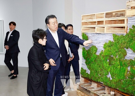 '2024시즌 첫 번째 기획전인 ‘생성(生成)’展 개막식을 250명이 참석한 가운데 화순읍 동구리 호수공원에 있는 화순군립최상준미술관에서 성황리에 개최했다