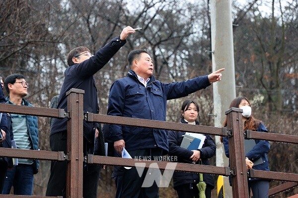 성동저수지 생태플랫폼 현장 점검을 하는 김산 군수