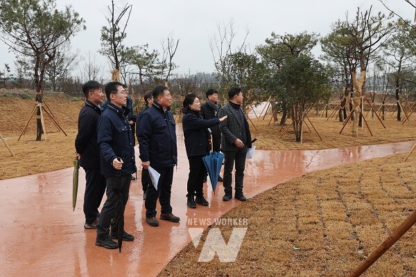 오룡기후대응 도시숲 현장 점검을 하는 김산 군수