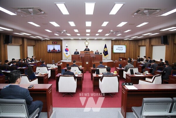 무안군의회(의장 김경현)는 3월 7일부터 12일까지 6일간의 일정으로 제292회 임시회를 개회했다