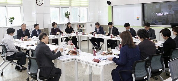 7일 여수여자고등학교에서 전남교육청 및 학교 관계자들이 일반고 학생들의 교육력 강화를 위한 맞춤형 지원 방안을 논의하고 있다.