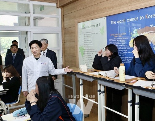 7일 여수여자고등학교를 찾은 김대중 교육감이 학생들과 담소를 나누고 있다.