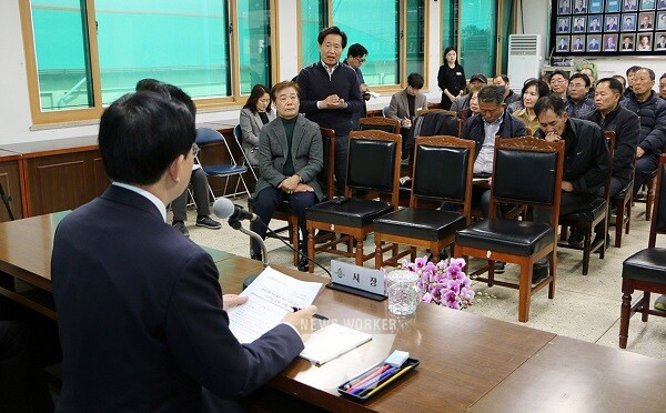 윤병태 나주시장이 7일 오전 동강면 행정복지센터 2층 회의실에서 대중교통 노선개편으로 도입된 마을버스 환승체계 불편 해소 대책을 발표하고 주민들의 의견을 경청하고 있다. (사진제공-나주시)