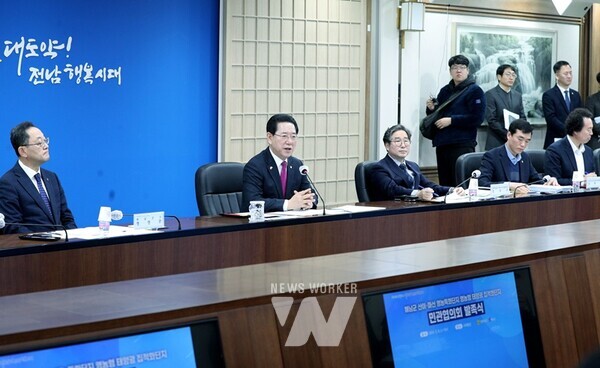 김영록 전라남도지사가 8일 도청 서재필실에서 열린 ‘해남 산이 태양광 집적화단지 민관협의회 발족식’에서 참석자들과 기념촬영을 하고 있다.(해남 산이 태양광 집적화단지 민관협의회 발족식 2)김영록 전라남도지사가 8일 도청 서재필실에서 열린 ‘해남 산이 태양광 집적화단지 민관협의회 발족식’에서 이덕주 민간공동위원장에게 위촉장을 수여한 뒤 기념촬영을 하고 있다.(해남 산이 태양광 집적화단지 민관협의회 발족식 3)김영록 전라남도지사가 8일 도청 서재필실에서 열린 ‘해남 산이 태양광 집적화단지 민관협의회 발족식’에서 인사말을 하고 있다.