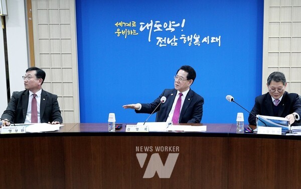 김영록 전라남도지사가 8일 도청 정약용실에서 제18회 전국장애학생체전 개회식 연출계획 보고회를 주재하고 있다.