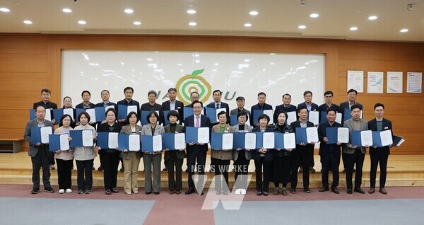 나주시가 읍‧면‧동장을 대상으로 ‘갑질 근절을 위한 상호존중 서약’을 진행했다.(사진제공-나주시)