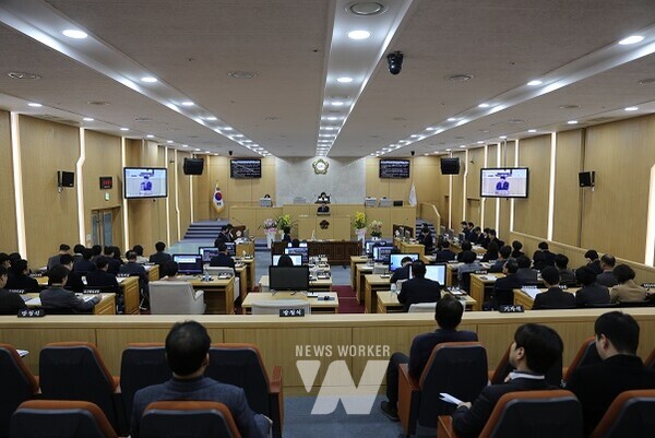 광주광역시 남구의회(의장 황경아)는 8일, 제300회 임시회 제2차 본회의를 열고 조례안 및 일반안건 등을 처리한 후 폐회했다