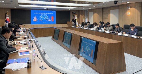 전남도는 지난해 10월부터 착수한 ‘제3차 전라남도 사회적 경제 육성 기본계획 수립 연구용역’ 중간 보고회를 8일 동부청사에서 개최하고 지속가능 발전 체계 구상을 위해 머리를 맞댔다.