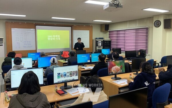 나주시가 관내 농가를 대상으로 유튜브 채널 운영 방향 및 콘텐츠 제작 방법 등을 교육하고 있다.(사진제공-나주시)