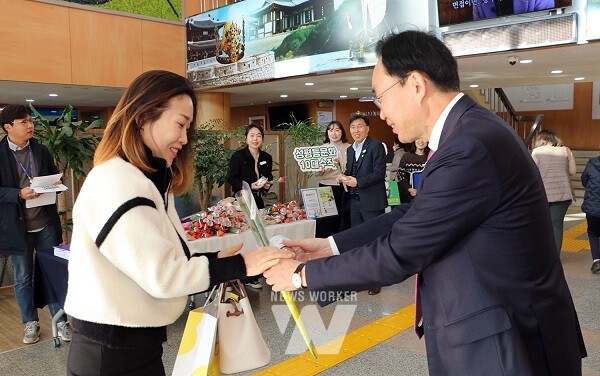 윤병태 시장은 시청사 본관 로비에서 출근하는 여직원들에게 장미꽃과 빵을 나눠주며 축하 인사를 전했다.