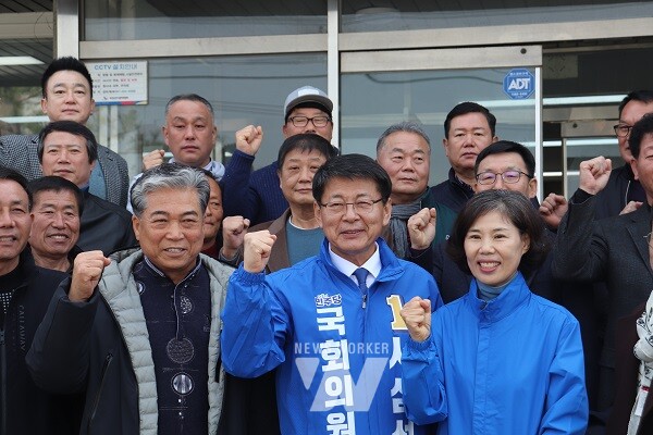 서삼석 예비후보가 지난 4일 예비후보 등록을 마치고 지지자들과 파이팅을 외치고 있다.