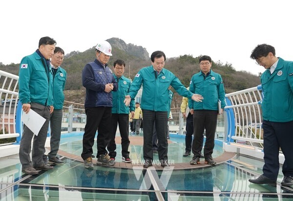 박홍률 목포시장이 새롭게 단장된 유달유원지의 관련시설을 둘러보고 있다. / 목포시 제공