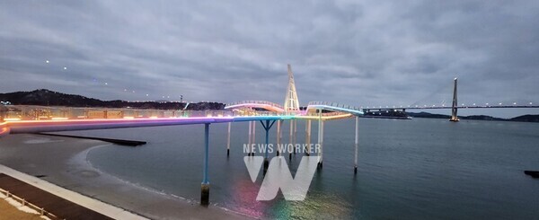 박홍률 목포시장이 새롭게 단장된 유달유원지의 관련시설을 둘러보고 있다. / 목포시 제공2. 재단장한 후 공개된 목포스카이워크 야간경관 / 목포시 제공3. 최근 복원된 유달유원지 모래사장 전경 / 목포시 제공