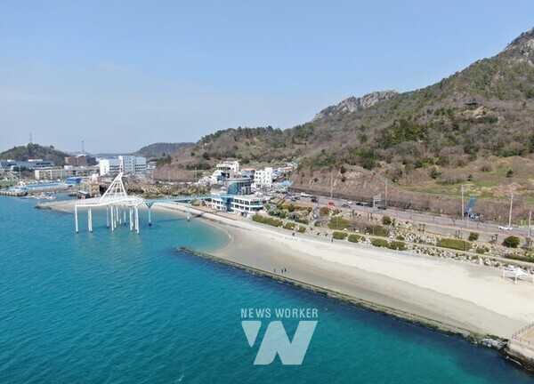 박홍률 목포시장이 새롭게 단장된 유달유원지의 관련시설을 둘러보고 있다. / 목포시 제공2. 재단장한 후 공개된 목포스카이워크 야간경관 / 목포시 제공3. 최근 복원된 유달유원지 모래사장 전경 / 목포시 제공