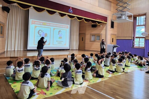 전라남도는 도민의 건강한 스마트폰 사용을 촉진하고 정보화 부작용을 방지하기 위해 인터넷·스마트폰 과의존 예방·해소사업을 추진한다
