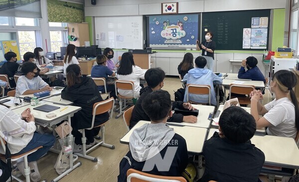 전라남도는 도민의 건강한 스마트폰 사용을 촉진하고 정보화 부작용을 방지하기 위해 인터넷·스마트폰 과의존 예방·해소사업을 추진한다