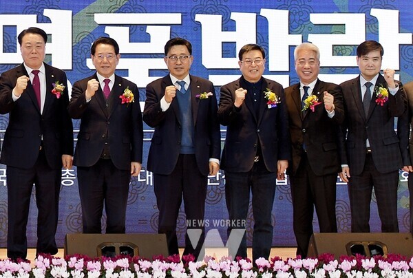 2024 화순 난 명품 박람회- (왼쪽부터, 구복규 화순군수, 김영록 전라남도지사, 김춘진 aT사장)
