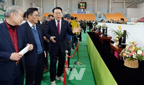 한국춘란 찾아가는 지역순회 경매현장- 왼쪽부터((재)국제난문화재단 김진공 이사장, 한국농수산식품유통공사 김춘진 사장, 구복규 화순군수)