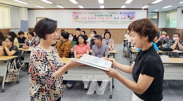 광주시 서구(구청장 김이강)가 고등직업교육거점지구(HiVE) 사업과 연계한 마을 BI(Brand Identity) 활성화 지원사업을 운영한다 (상무2동 마을언니 수료증 수여)