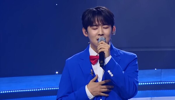 가수 진욱의 '그중에 그대를 만나' 무대 중에서 [사진=미스 앤 미스터 트롯]