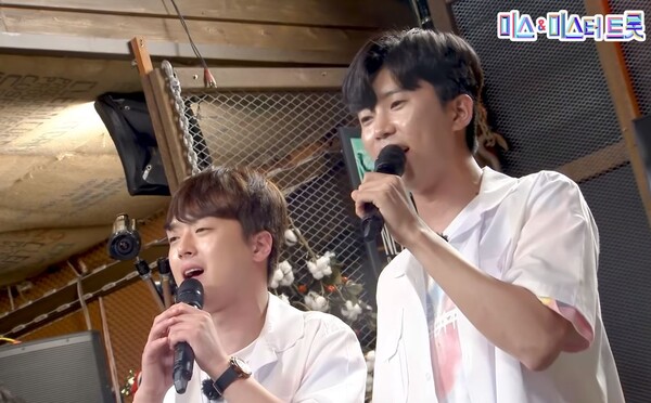 가수 이찬원, 임영웅의 '밥만 잘 먹더라' 무대 중에서 [사진=미스 앤 미스터 트롯]