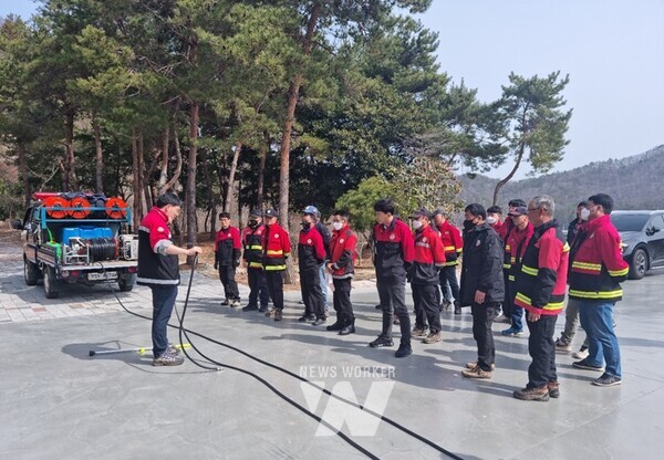 전남 완도군은 2월 1일부터 5월 15일까지를 봄철 산불 조심 기간으로 정하고 산불 예방 및 진화 활동을 강화한다 (산불 예방 전문 진화대 직무 교육 실시)
