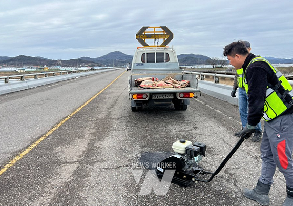 포트홀 긴급보수 작업 중인 모습