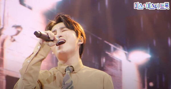 김희재의 풍부한 성량이 돋보인 '너를 위해' 무대 중에서 [사진=미스 앤 미스터 트롯]