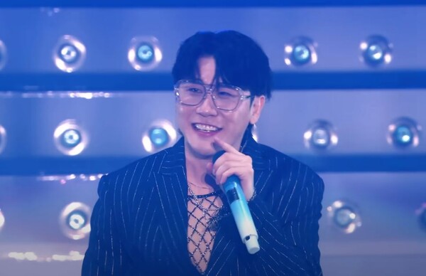 가수 영탁이 단독 콘서트 '탁쇼2'에서 선을 보인 '폼미쳤다' 무대 중에서 [사진=탁스튜디오]