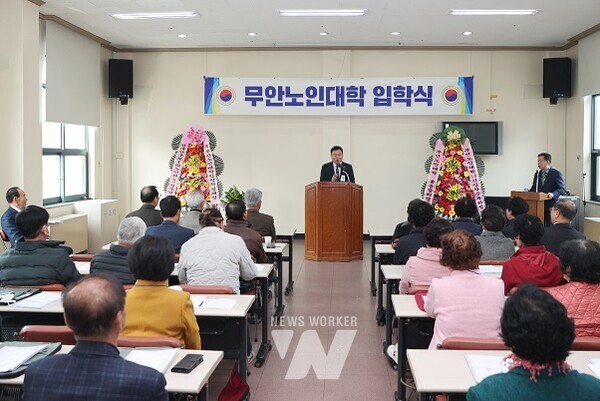 제30기 무안노인대학 입학식에서 인사말을 하는 김산 군수