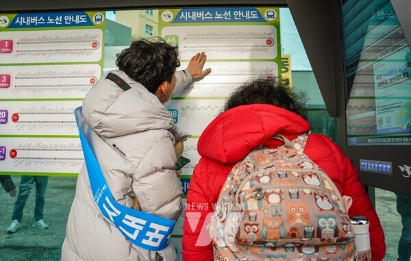 주요 정류장에서 버스 노선 설명하는 시 공직자 모습 / 목포시 제공