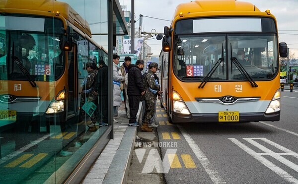 개편된 버스를 탑승 중인 시민들 모습 / 목포시 제공2. 주요 정류장에서 버스 노선 설명하는 시 공직자 모습 / 목포시 제공3. 고하도 경로당에서 시민 불편사항을 청취하고 있는 모습 / 목포시 제공