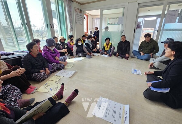 고하도 경로당에서 시민 불편사항을 청취하고 있는 모습 / 목포시 제공