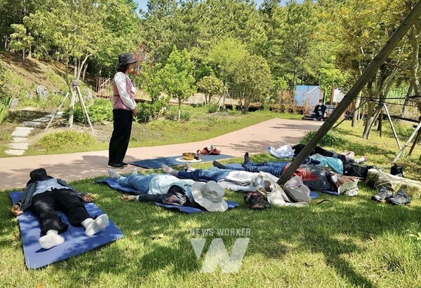 전남 무안군(군수 김산)은 오는 20일부터 12월 20일까지 숲에서 심신을 치유하고 휴식을 즐길 수 있는 무안 물맞이 치유의 숲 치유프로그램 운영을 무료로 재개한다